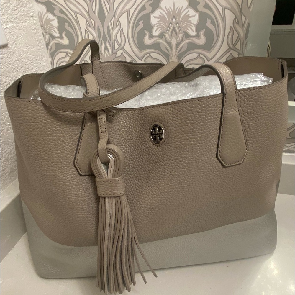 Tory!! EUC Tory Burch Huge Bag w/ Tassell